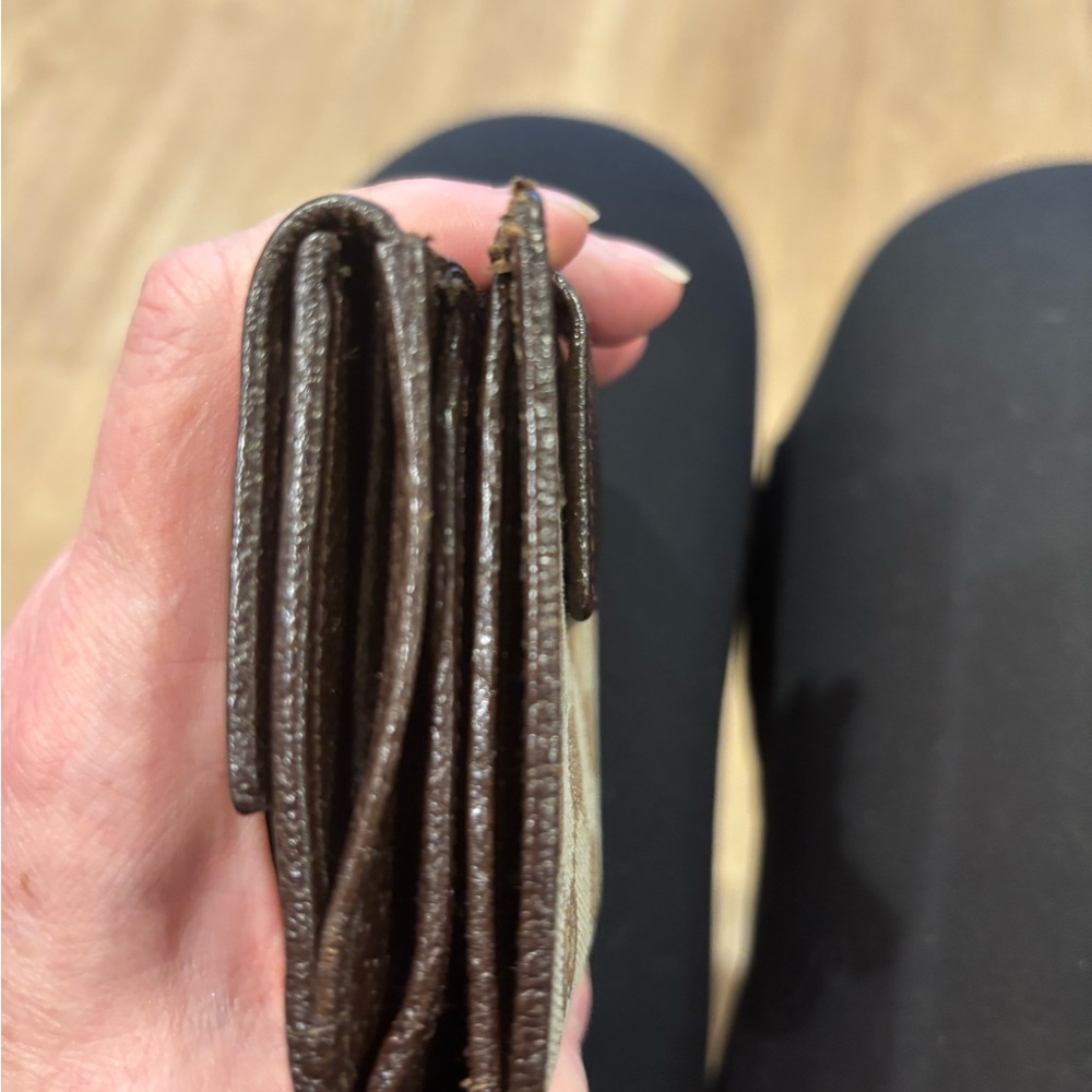 Gucci Tan and Brown Monogram Wallet - Picture 10 of 16